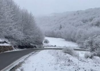 Dimër në pranverë! Zbardhet Thethi, rikthehen reshjet e borës në veri