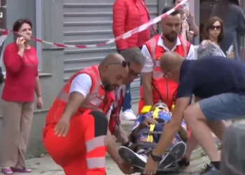 Çiklisti përplaset gjatë “Giro d’Italia” në Tiranë, transportohet me urgjencë drejt spitalit