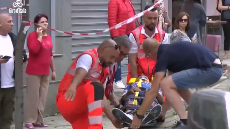 Çiklisti përplaset gjatë “Giro d’Italia” në Tiranë, transportohet me urgjencë drejt spitalit