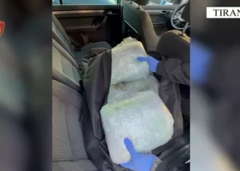 Emrat/ Makina plot me drogë, arrestohen dy persona në aksin “Mamurras-Kashar”