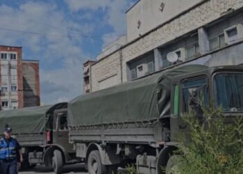 Nën masa të rrepta sigurie, mbërrijnë edhe në Elbasan materialet zgjedhore