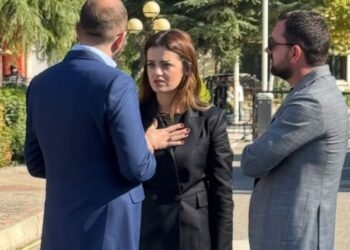 Pas arrestimit të bashkëshortit, Elda Hoti: Policia po përdoret nga Ulsi Manja, u liruan ata që blenë vota