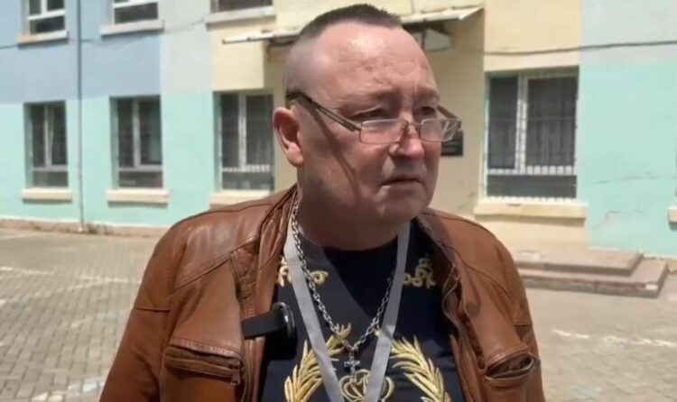 Incidenti në Pogradec/ Pas konfliktit në QV, nipërit e 63-vjeçarit i shkojnë në shtëpi komisionerit, i rrahin gruan dhe djalin