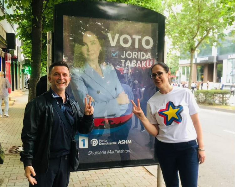 FOTO/ Jorida Tabaku merr mbështetje edhe nga dy kundërshtarët e saj socialistë