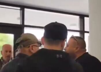 (VIDEO) Përleshje në qendrën e votimit në Lushnje mes komisionerëve të PD dhe PS