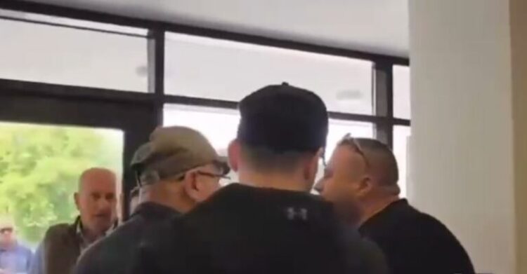 (VIDEO) Përleshje në qendrën e votimit në Lushnje mes komisionerëve të PD dhe PS