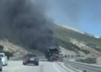 Autobusi i pasagjerëve merr flakë në majën e Skërficës