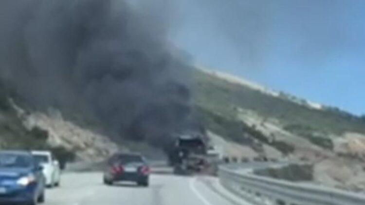 Autobusi i pasagjerëve merr flakë në majën e Skërficës