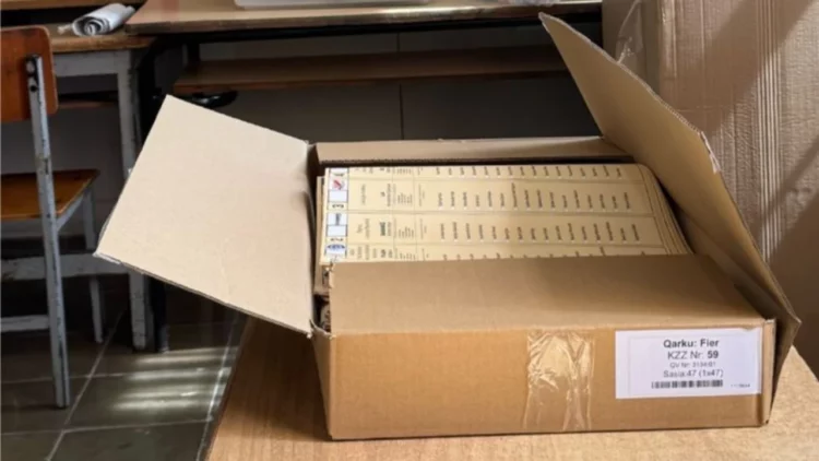 Skandali/ Humbin 500 fletët e votimit në Qendrën e Votimit në Fier, gjenden vetëm 47