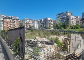 Astir dhe Yzberisht, aty ku shkollat “ngrihen” vetëm për fushatë