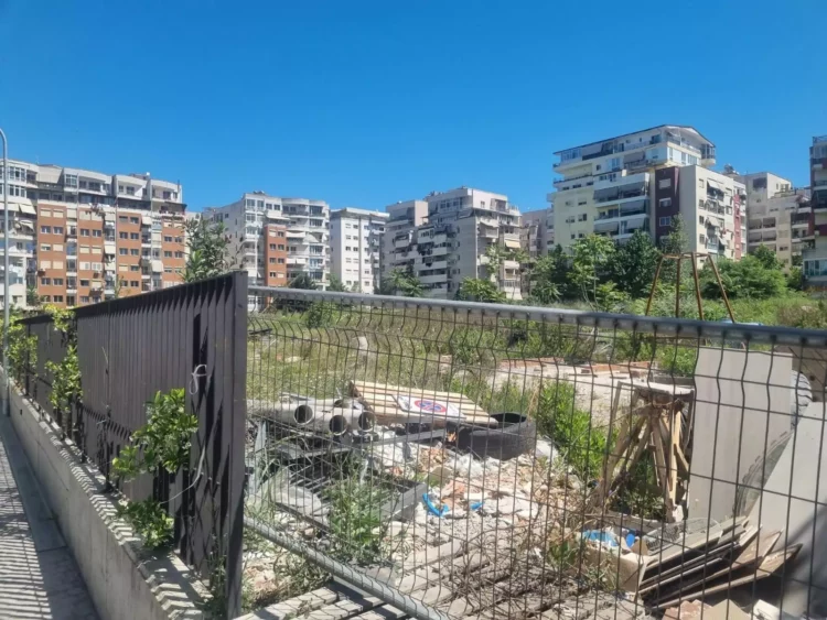 Astir dhe Yzberisht, aty ku shkollat “ngrihen” vetëm për fushatë