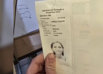 Incident në Elbasan, votuesja fotografon votën, bllokohet nga komisionerët