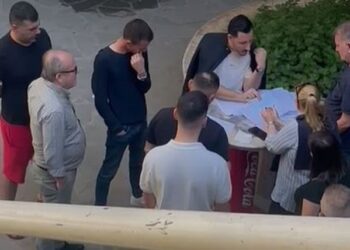 Noka poston videon: Krim elektoral hapur fare! Patronazhistët po shpërndajnë tapi shtëpish edhe në rrugë