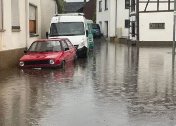 Stuhi të forta dhe përmbytje në Gjermani! Rrugë mbulohen nga uji, ndërpriten linjat e trenave
