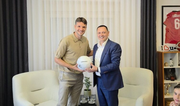 “Duhet ta mposhtim Serbinë!” Gjimshiti viziton Bujanocin, merr mesazhin e qartë para sfidës