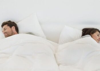 Çiftet që flenë në krevate të ndryshme janë më të lumtura, ja si shpjegohet