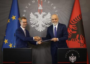 Ambasadori i BE në Tiranë  flet për prirjen e tij seksuale: Tani jam martuar me një burrë