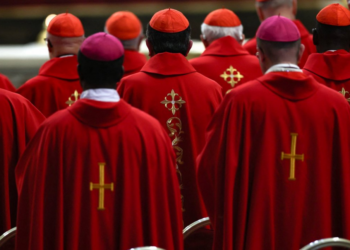 Papa i ri, 133 kardinalë dhe 4 votime sot në Vatikan