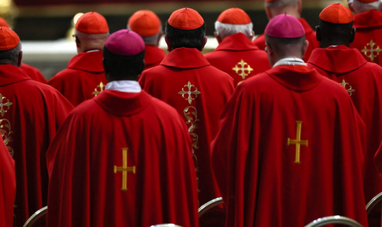 Papa i ri, 133 kardinalë dhe 4 votime sot në Vatikan