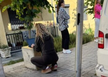 Denoncimi/ Zyrtarët e kryebashkikut Rakip Suli ndalojnë qytetarët jashtë qendrave të votimit në Kamëz