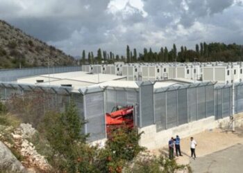 Marrëveshja me Italinë, anija ushtarake sjell në portin e Shëngjinit edhe 30 emigrantë