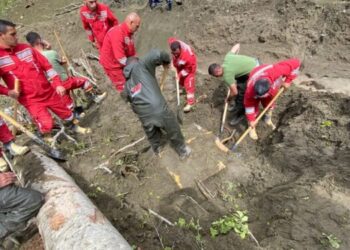 FOTO/Gjenden rroba dhe pjesë eskavatori në Qafë-Burrel, vijojnë kërkimet për 29-vjeçarin