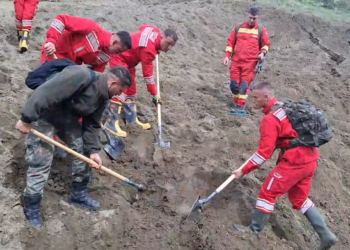 Mbi 700 vullnetarë dhe efektivë po kërkojnë 29-vjeçarin në Klos, masivi i dheut ka rrëshqitur rreth 6 km