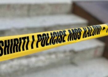 Krim i rëndë në familje! Babai godet me thikë bashkëshorten dhe dy vajzat, humb jetën 15-vjeçarja