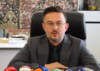 Helmimi i fëmijëve të kopshtit, kryebashkiaku i Gramshit gënjen paturpësisht: S’ka të shtruar