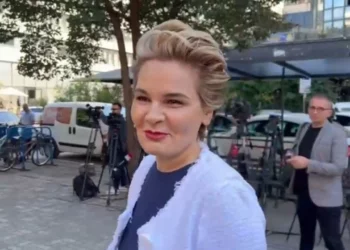 U padit për shpifje, Monika Kryemadhi paraqitet për seancën në GJKKO