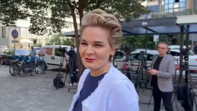 U padit për shpifje, Monika Kryemadhi paraqitet për seancën në GJKKO