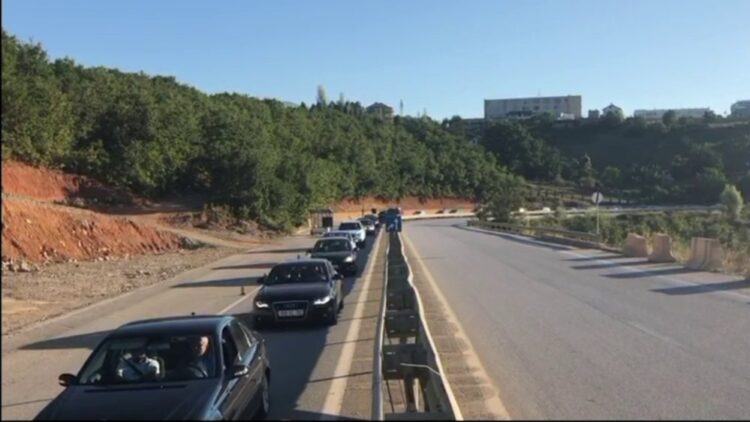 Fluks i lartë udhëtarësh nga Kosova në pikën kufitare të Morinit gjatë fundjavës
