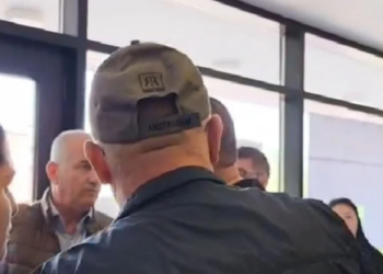 Komisionerët e PS fotografuan vota, përplasje fizike mes komisionerëve në Lushnjë