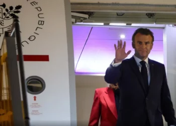 Video virale/ Presidenti Macron goditet me shuplakë nga gruaja e tij gjatë mbërritjes në Vietnam