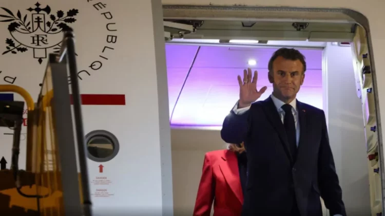 Video virale/ Presidenti Macron goditet me shuplakë nga gruaja e tij gjatë mbërritjes në Vietnam