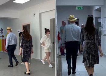 Me kapele në kokë, dhëndri i Berishës del nga ‘arresti shtëpiak’ për të votuar