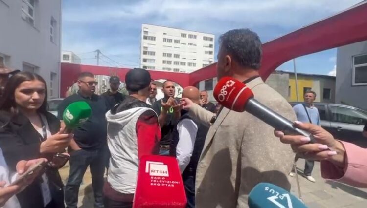 VIDEO – Noka përplaset me bandën e Xhabaftëve në Vorë: Janë pajisur me bexhe të KQZ si vëzhgues