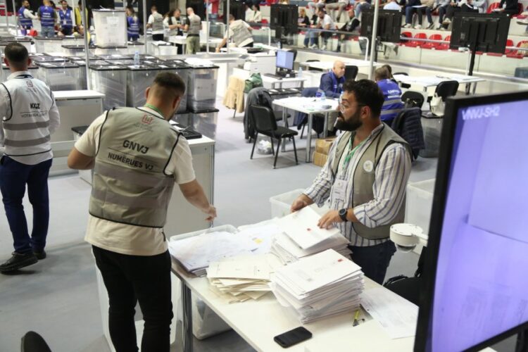 Zgjedhjet, si paraqiten rezultatet nga numërimi deri tani i votave në vend