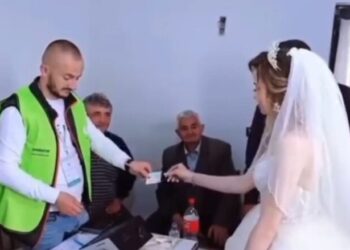 Me vello në kokë, nusja nga Elbasani voton në ditën e saj të dasmës