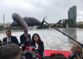 Osmani apel BE-së nga Tirana: Po i hapni derën atyre që shkojnë te Putini dhe bllokoni Kosovën