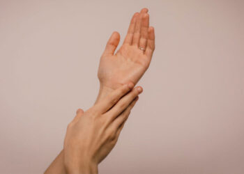 Ja çfarë problemi shëndetësor fshihet pas djersitjes së pëllëmbëve të duarve