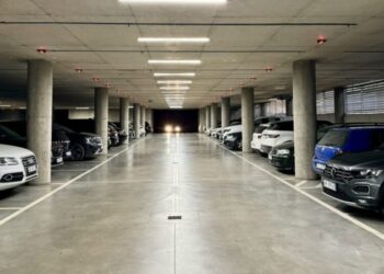 Një vend parkimi sa një shtëpi, biznesi “i artë” që po lulëzon në Tiranë