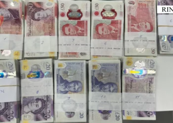 Tentoi të hynte në Shqipëri me mbi 31 mijë paund të padeklaruara, procedohet 36-vjeçari