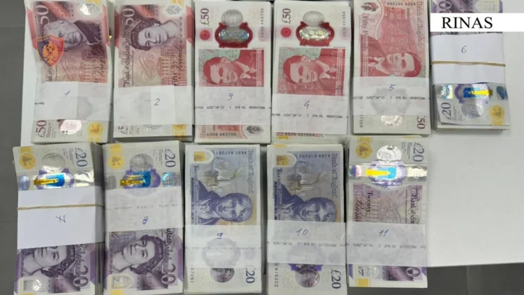 Tentoi të hynte në Shqipëri me mbi 31 mijë paund të padeklaruara, procedohet 36-vjeçari