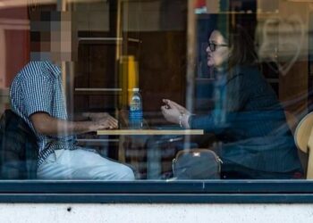 Përkthyesja shqiptare ‘bie’ në rrjetën e ‘Daily Mail’, 8.000 paund për të nxjerrë nga kampi një shqiptar