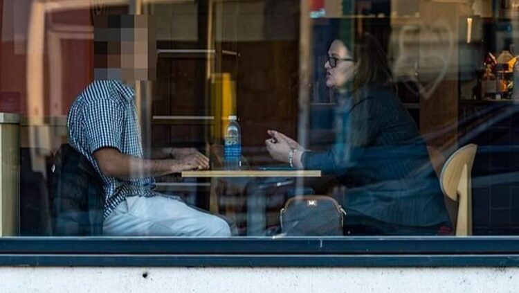 Përkthyesja shqiptare ‘bie’ në rrjetën e ‘Daily Mail’, 8.000 paund për të nxjerrë nga kampi një shqiptar