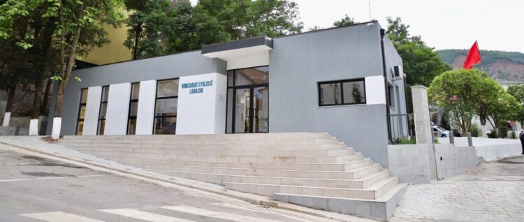 I vuri zjarrin një magazine me pajisje elektroshtëpiake, arrestohet i riu në Librazhd (Emri)