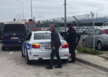 E rëndë/ 2-vjeçari bie nga kati i tretë i hotelit në Rinas, dërgohet urgjent në spital