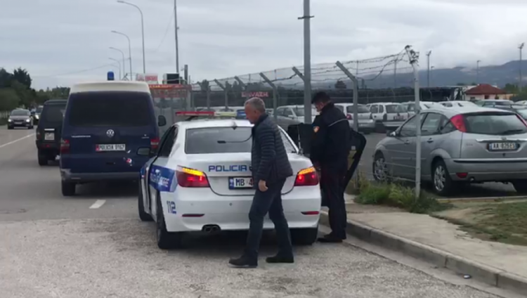 E rëndë/ 2-vjeçari bie nga kati i tretë i hotelit në Rinas, dërgohet urgjent në spital