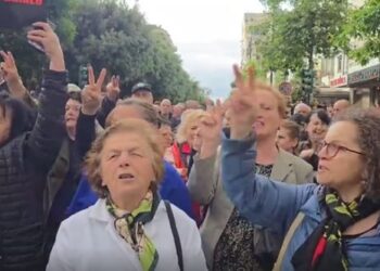 “Europa të mos heshtë!” Qytetarët në protestë: Edi Rama o hajdut, votat tona ku i ke fut!